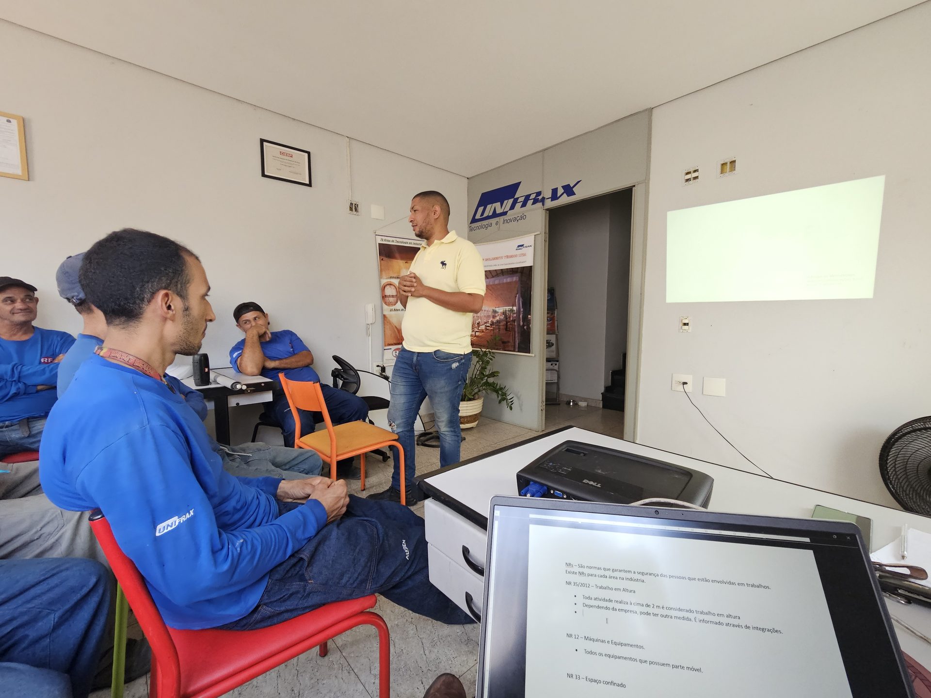 Equipe de engenharia de aplicação RF em treinamento