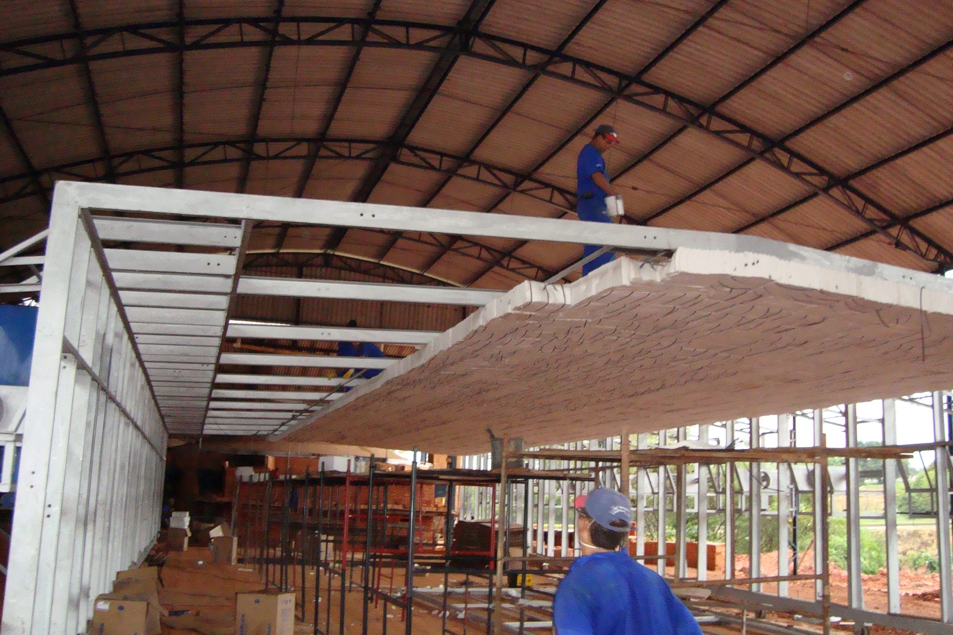 Equipe técnica da RF aplicando isolamento em forno móvel